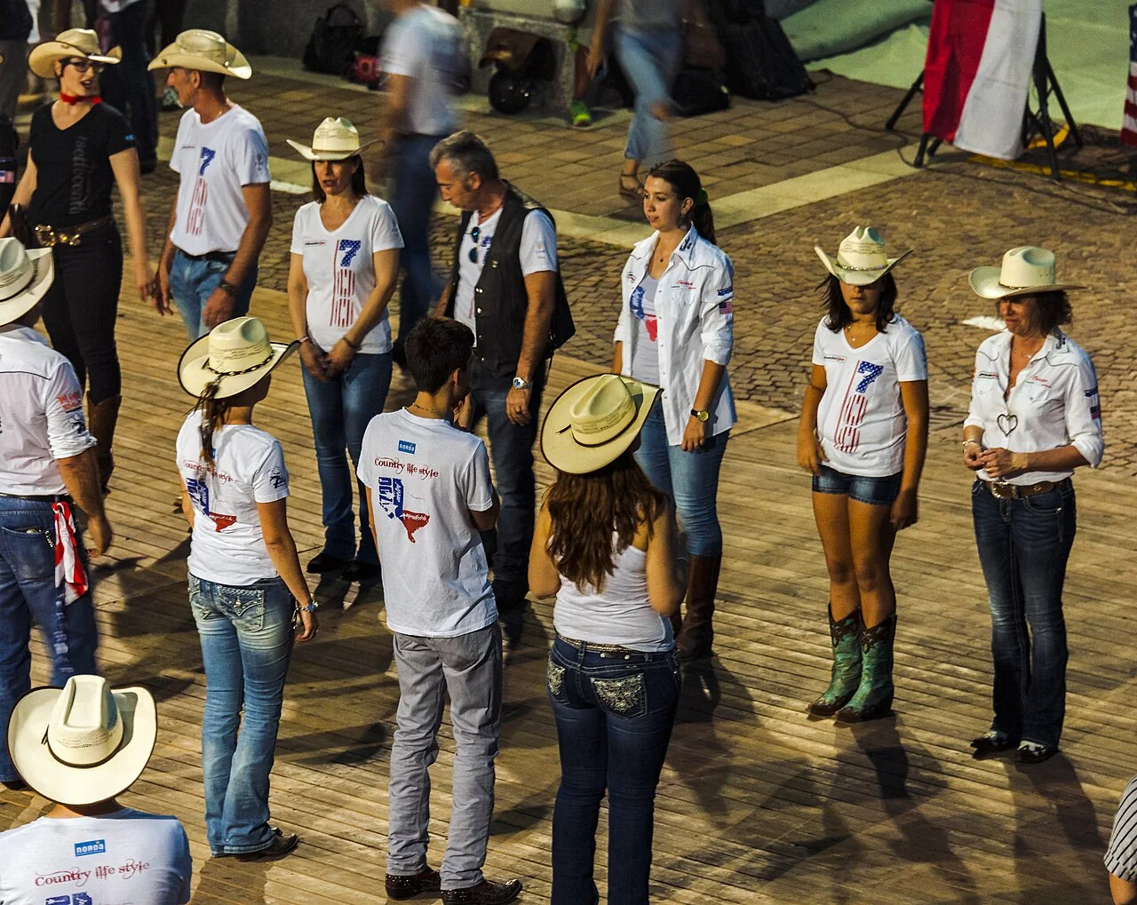 Groupe de danseurs disposés sur une piste en bois